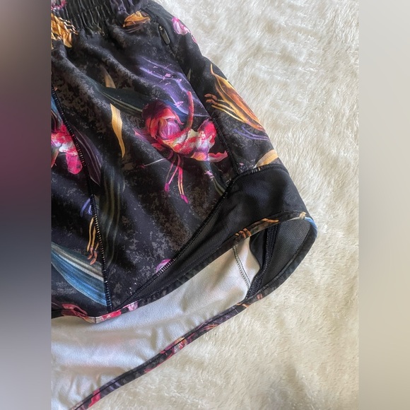 Two pairs of Lululemon hottie hot shorts lot of (2) size 10 - Picture 2 of 8